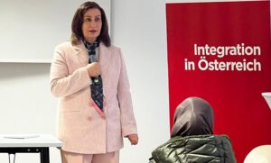 منیژه باختری